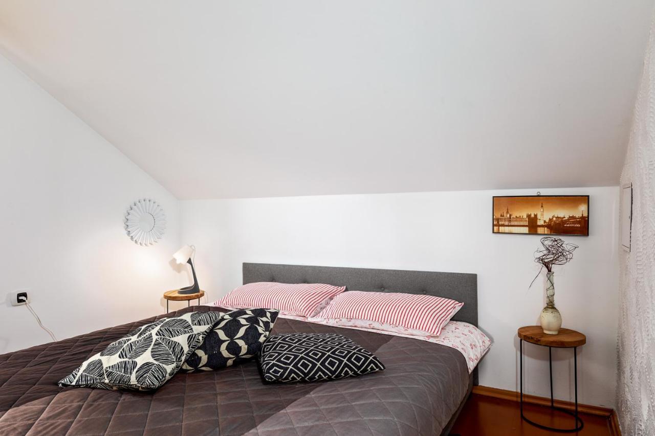 Апартаменты Studio Apartman Pavletic Слуни Экстерьер фото